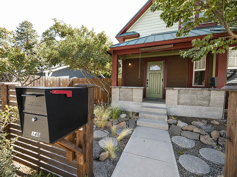 146 NW Jefferson Pl — Photo 1