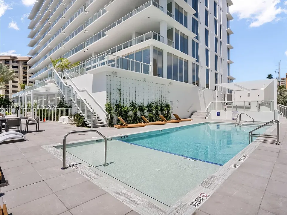 407 N Riverside Dr #202