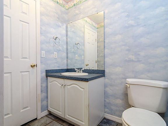 1/2 Bath w/Garage access