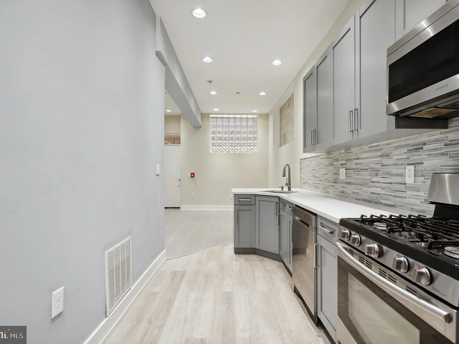 1 bed, 550 sqft, $1,300 — Photo 4