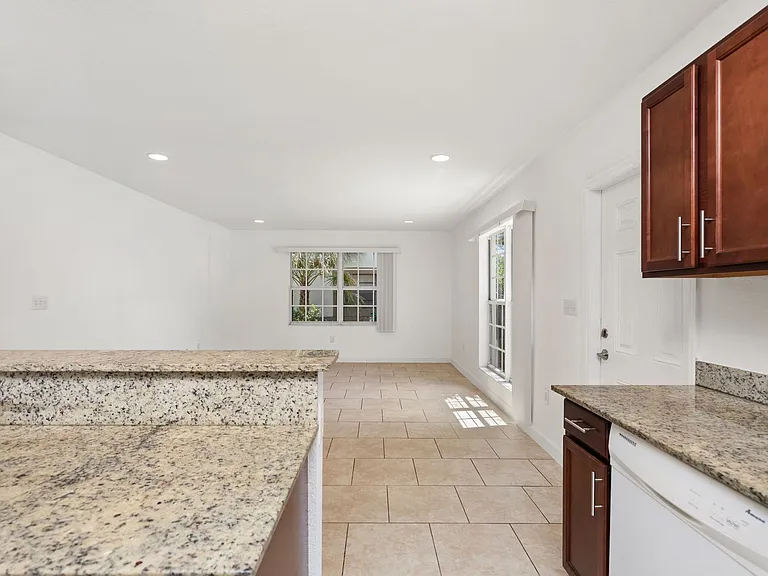 3525 NW 114th Ln — Photo 9