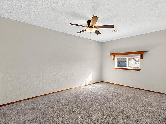 5th image of 205 Oak St