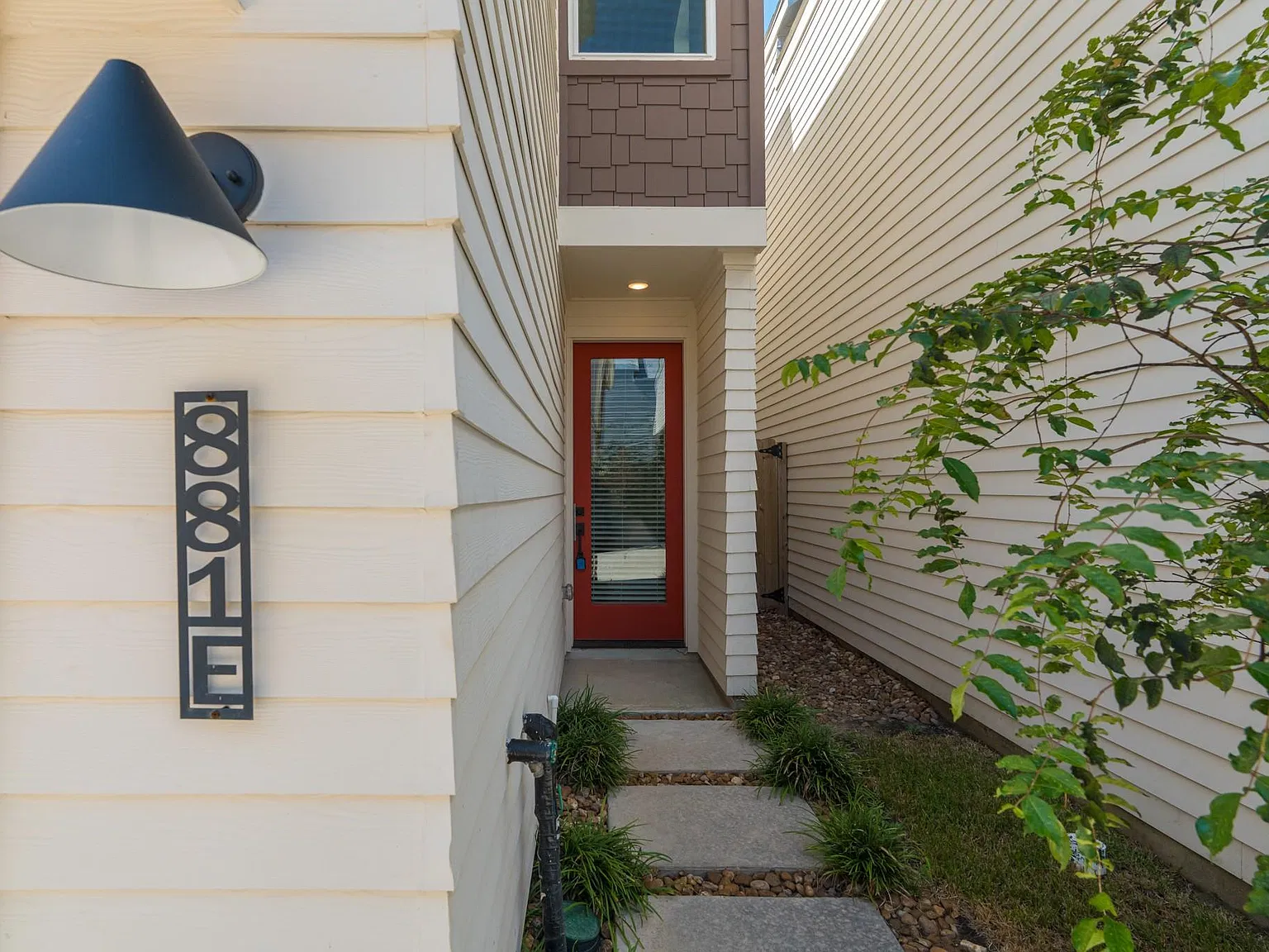 3 bed, 2.5 bath, 1841 sqft, $2,175 — Photo 3