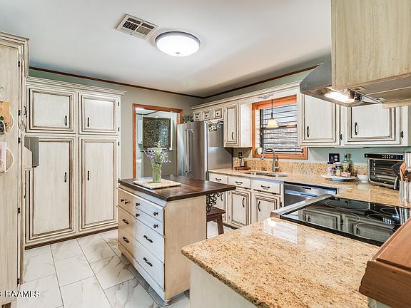 5th image of 140 Wisteria Dr