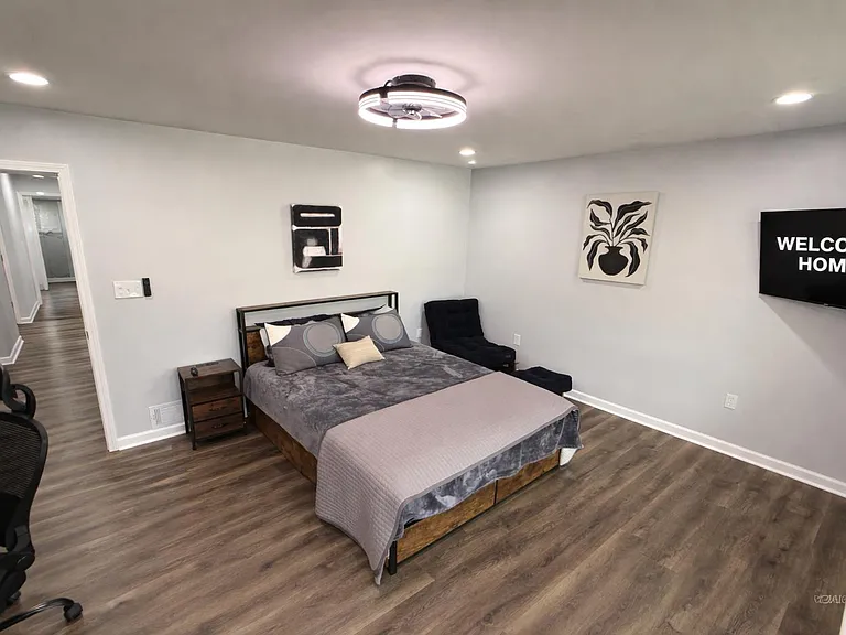 Queen bed with drawers. Hotel Mattress, Recliner, Office desk and ergonomic chair. 43" roku TV. 1 gig fast wifi. Nightstand