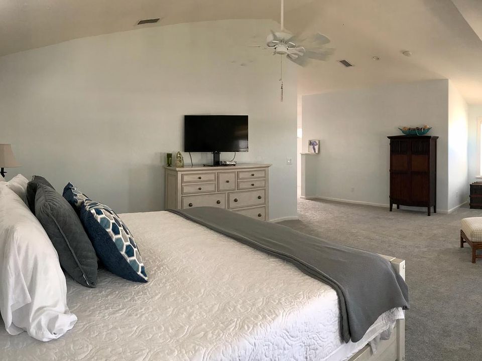 King sized master suite and private bathroom, and gulf view, on entire 3rd floor