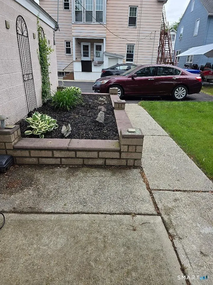 3 bed, 950 sqft, $2,000 — Photo 2