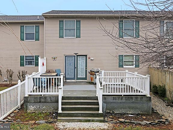 3rd image of 226 Acorn Cir