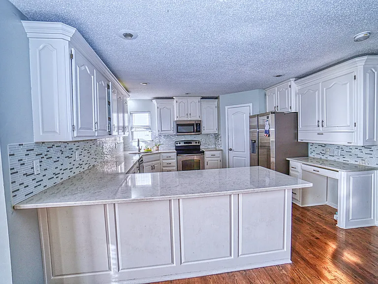 15838 S Avalon St — Photo 3