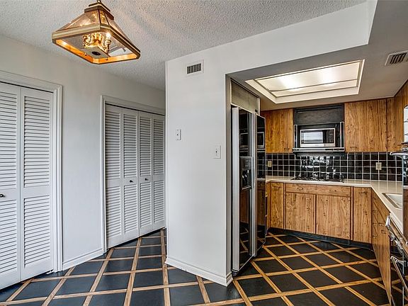 3rd image of 3621 Turtle Creek Blvd APT 6A