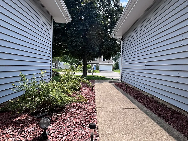 1185 Camden Ln — Photo 2