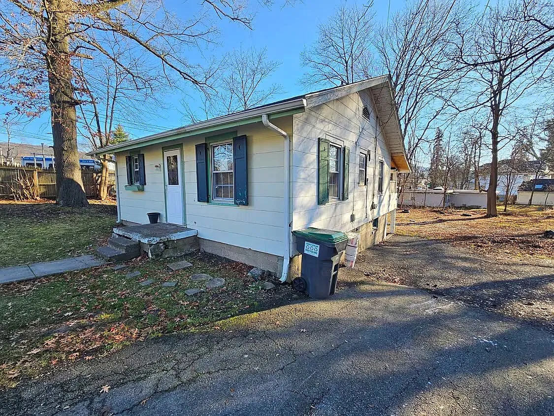 3 bed, 728 sqft, $2,800 — Photo 1