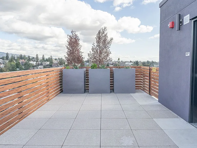 240 W Macarthur Blvd — Photo 17