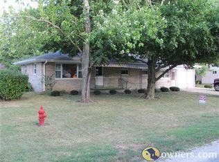 1 N Henson Rd, Villa Grove, IL 61956