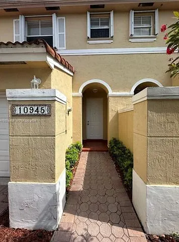 10945 NW 43rd Ln — Photo 1