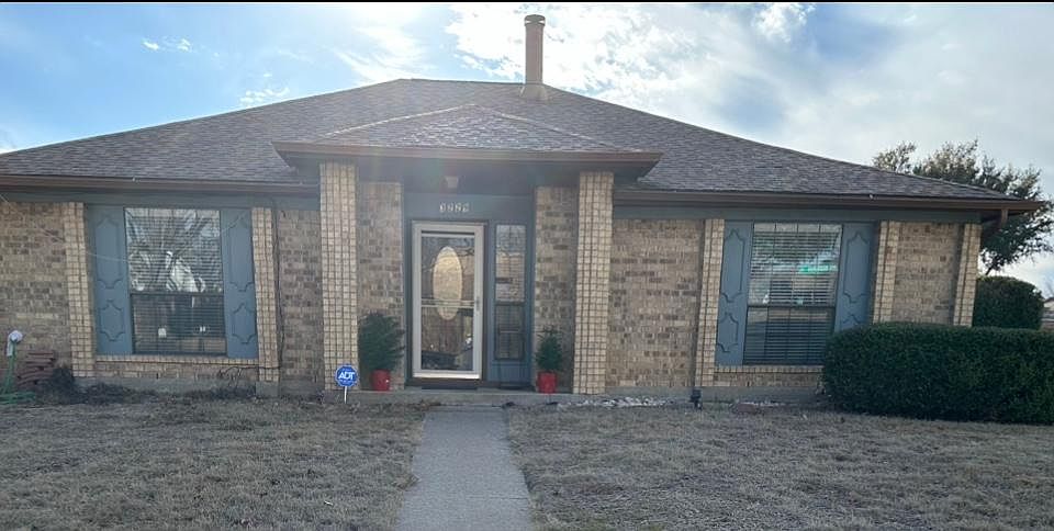 1st image of 3229 Meadowood Dr