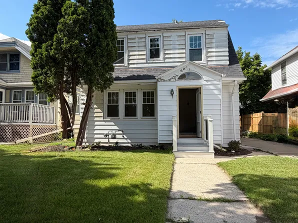8308 Gridley Ave, Wauwatosa, WI 53213