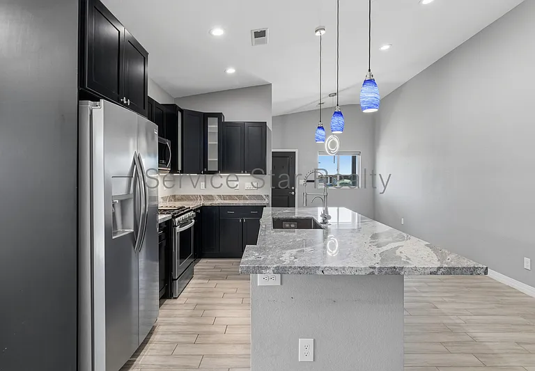 1556 W 5th St — Photo 8