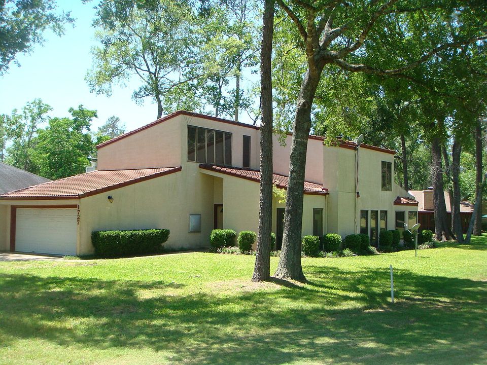 House is located on the 11th tee