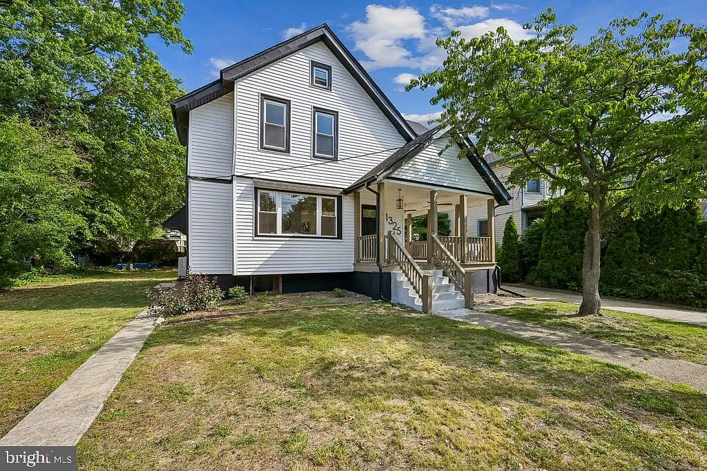 3 bed, 1.5 bath, 1305 sqft, $3,000 — Photo 1