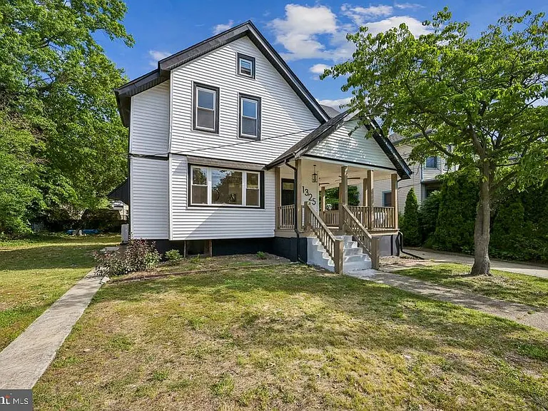 1325 Walnut Ave — Photo 1