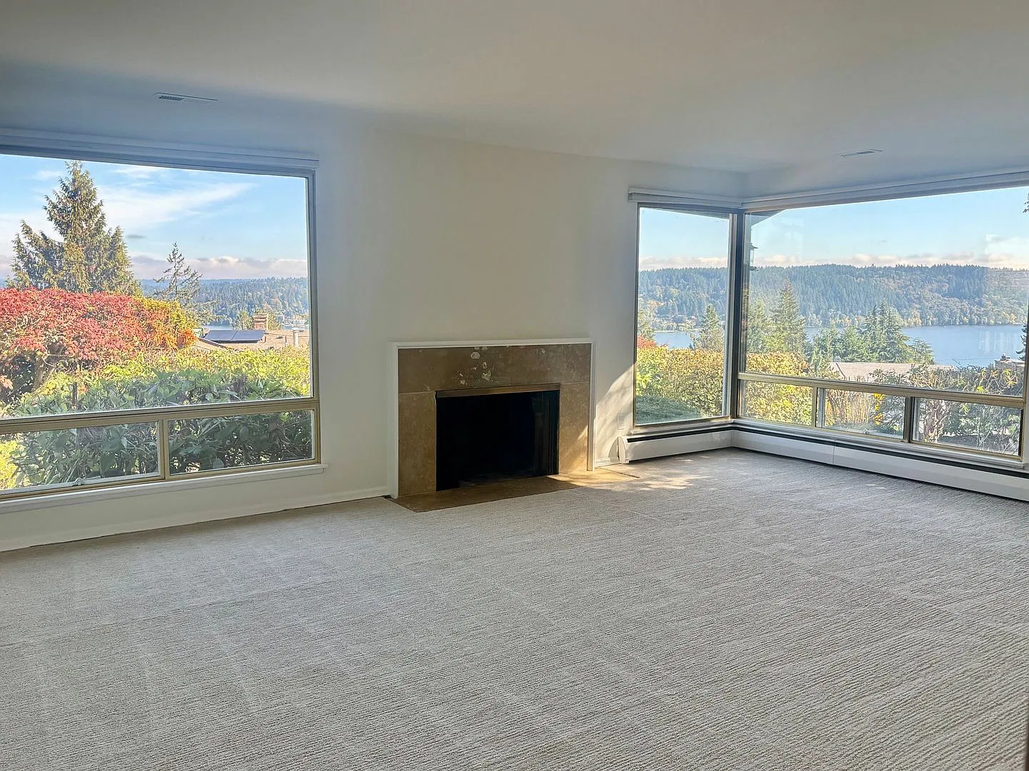 Beautiful Lake Forest Park Rambler with Lake Washington Views! — Photo 2