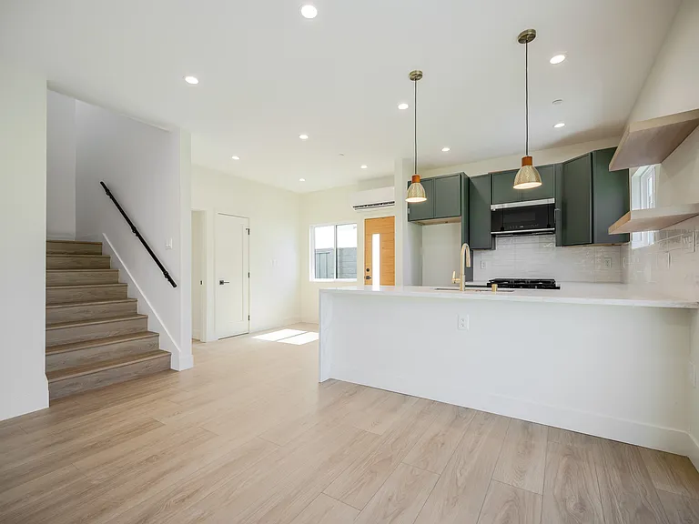 7107 Cozycroft Ave #3 — Photo 4