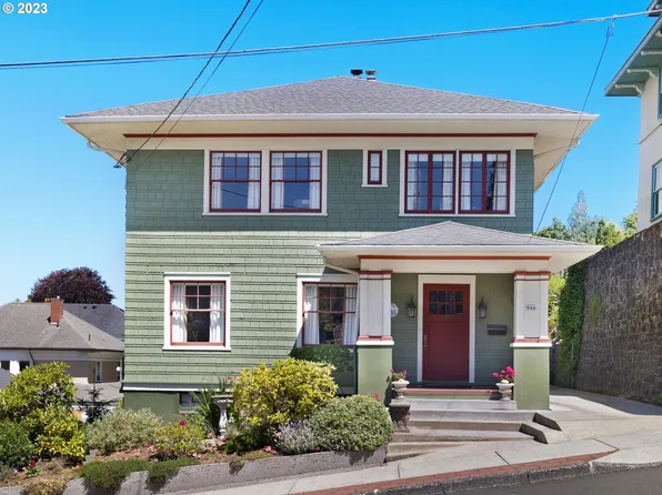 946 16th St, Astoria, OR 97103