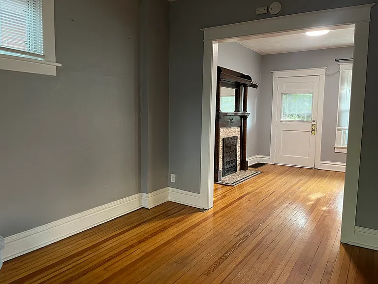 704 S Logan St — Photo 2