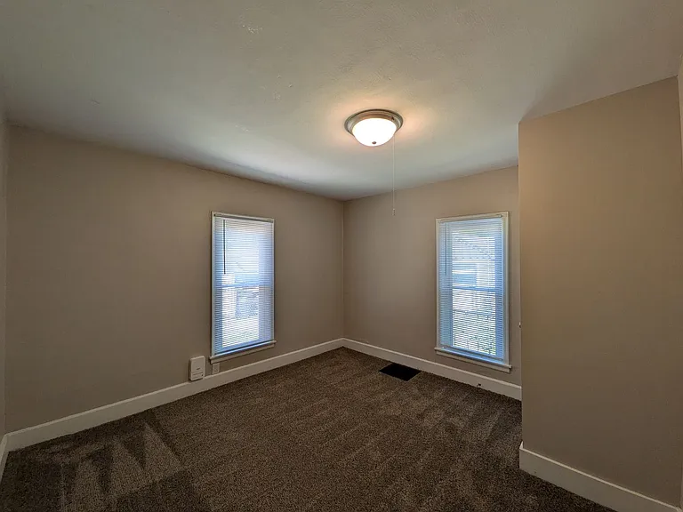 922 Walker St — Photo 13