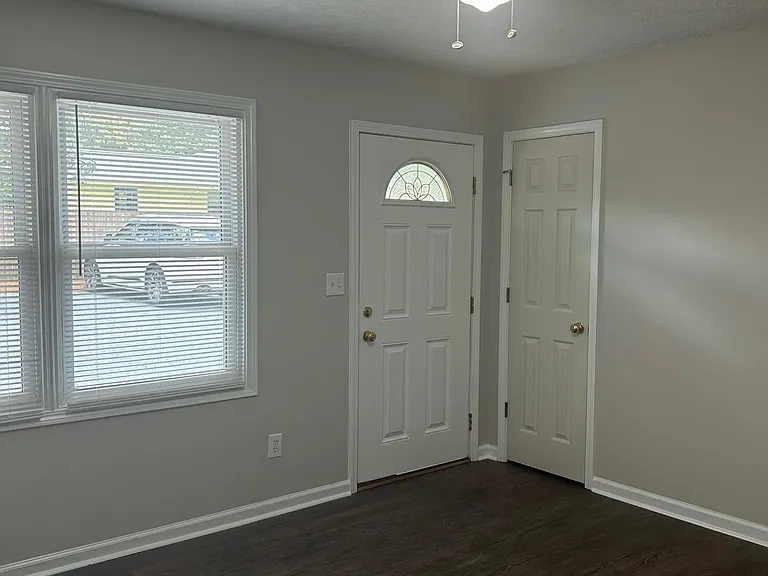 937 N Ashe St — Photo 2