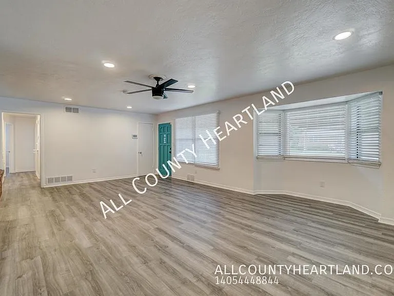 817 Stahl Dr — Photo 2