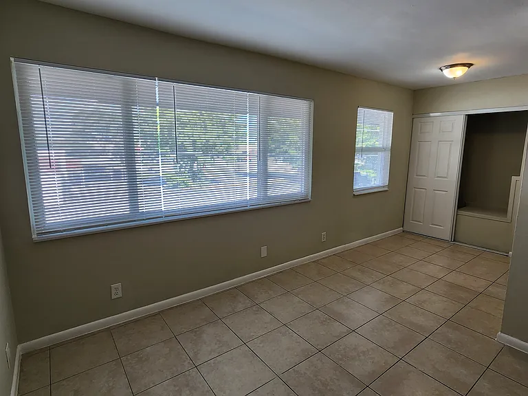 933 Laurel Dr — Photo 6