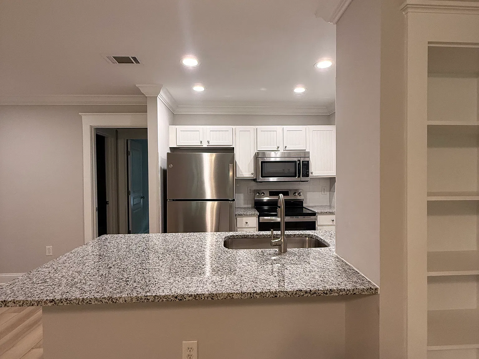 3 bed, 1260 sqft, $2,250 — Photo 3
