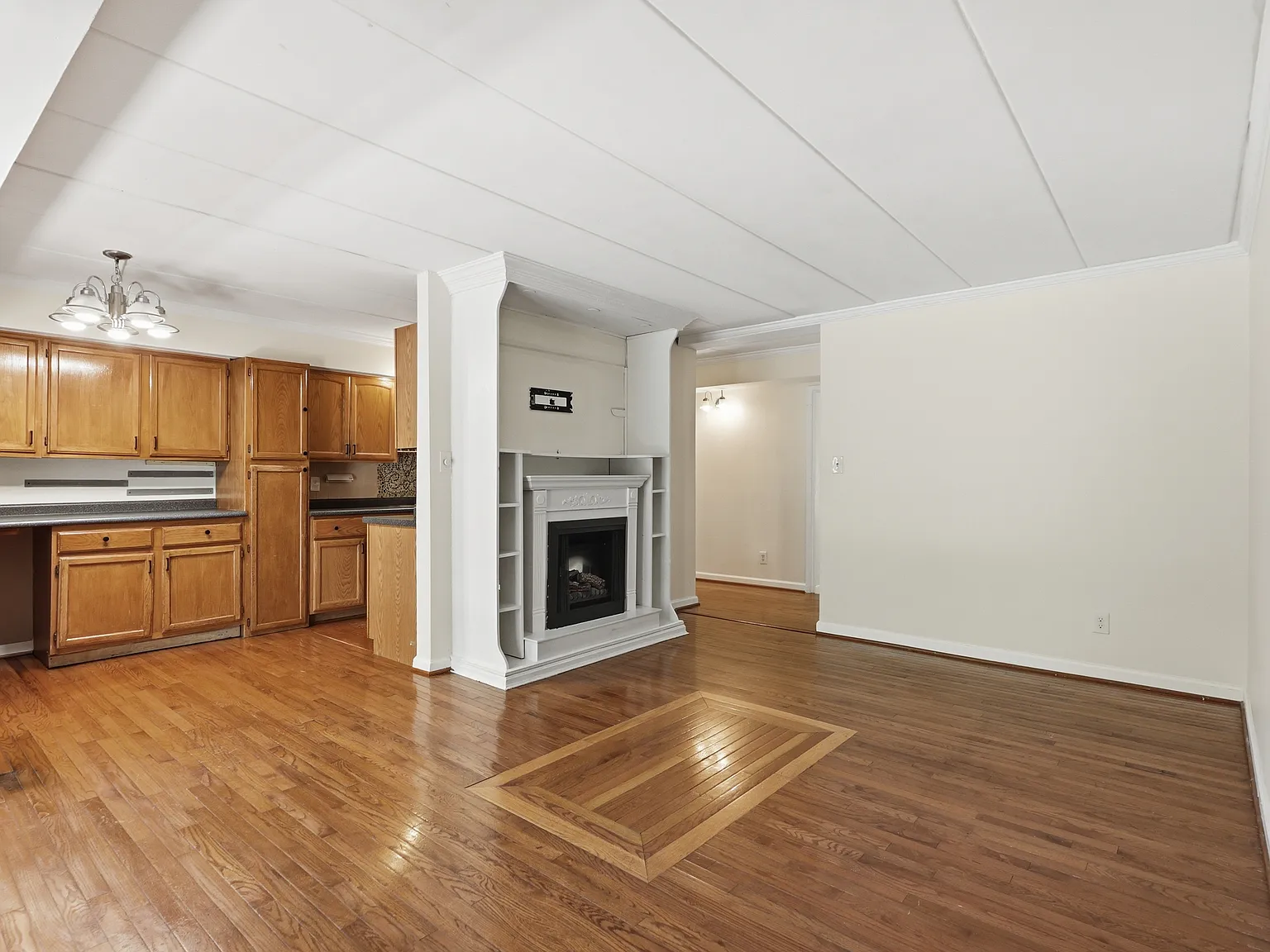 3 bed, 1.0 bath, 1004 sqft, $2,175 — Photo 4