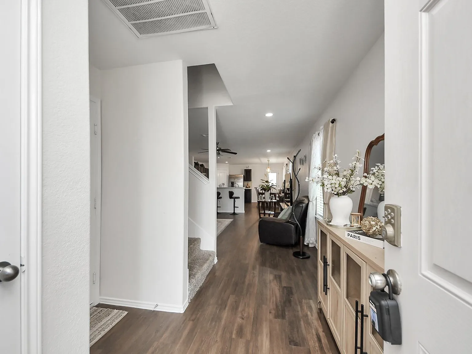 4 bed, 2.5 bath, 2219 sqft, $2,400 — Photo 4