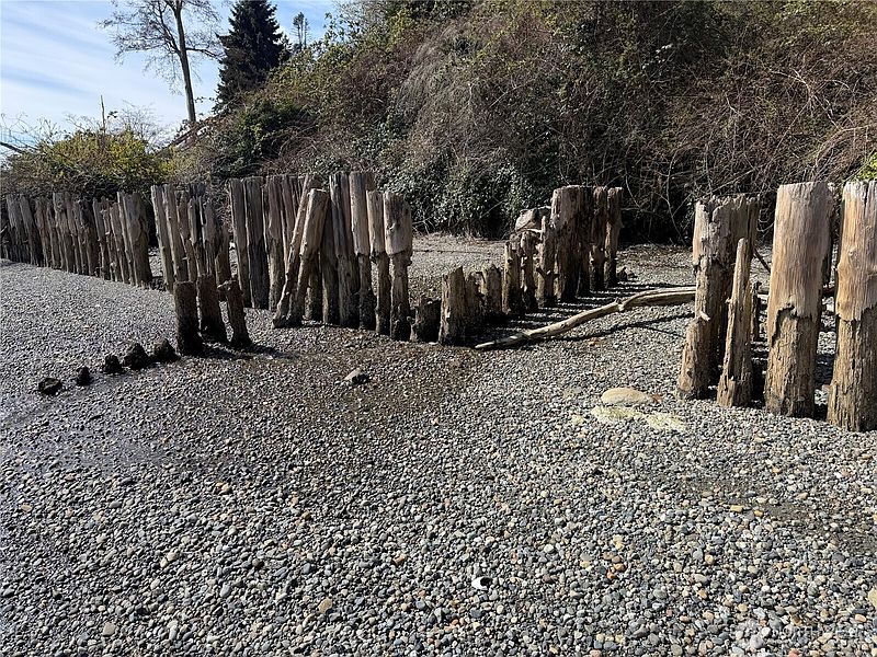 3rd image of 1 SE Goat Trail Rd