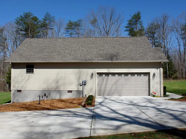 835 Summerwind Dr, Crossville, TN 38571