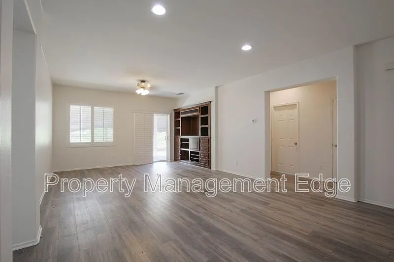 4 bed, 2.0 bath, 1740 sqft, $3,000 — Photo 4