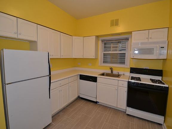 2nd image of 2763 N Kenmore Ave APT 1R