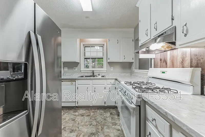 3 bed, 1270 sqft, $1,950 — Photo 3