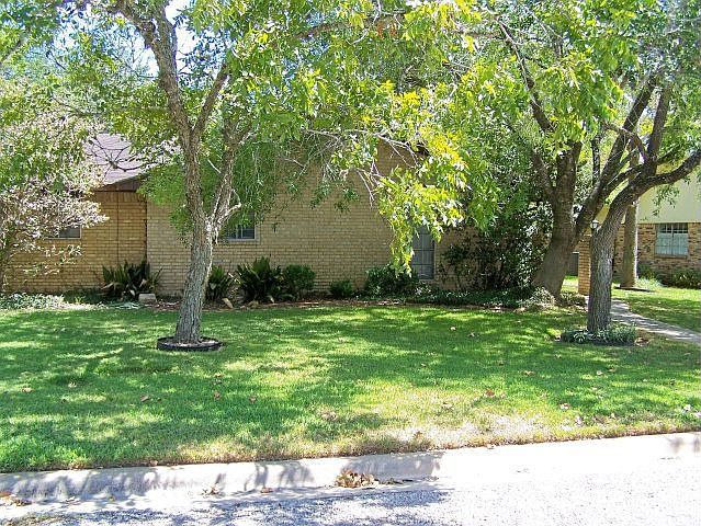1st image of 203 Oak Ln
