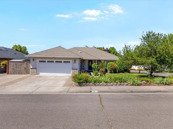 3511 Blue Blossom Dr, Medford, OR 97504