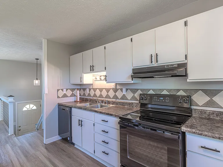 1047 Alpine Ct — Photo 6