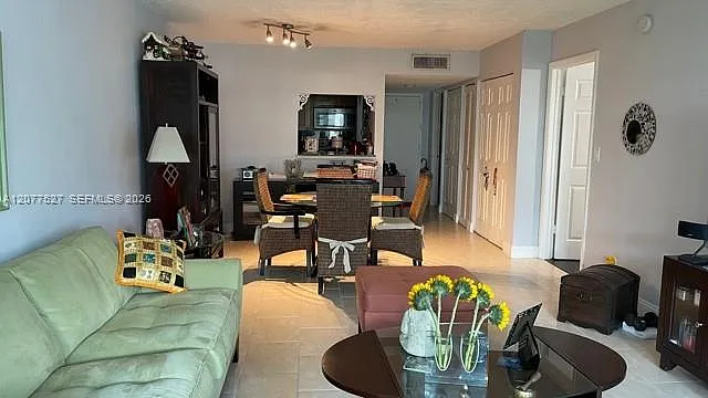 100 Lakeview Dr — Photo 3