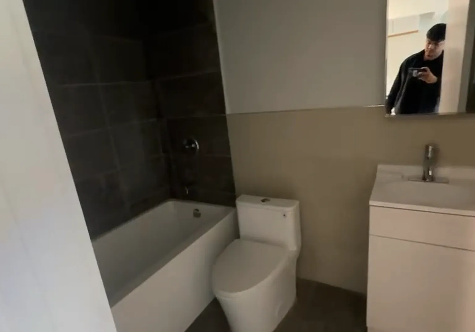 Studio, 600 sqft, $2,384 — Photo 1