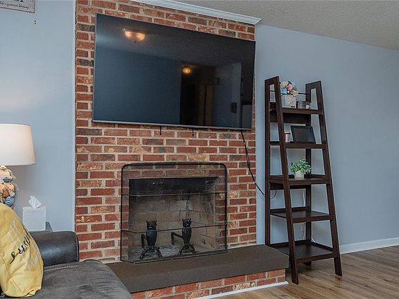 3rd image of 2047 Old Mountain Rd