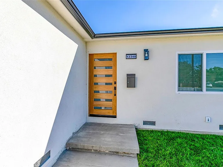12340 Lull St — Photo 4