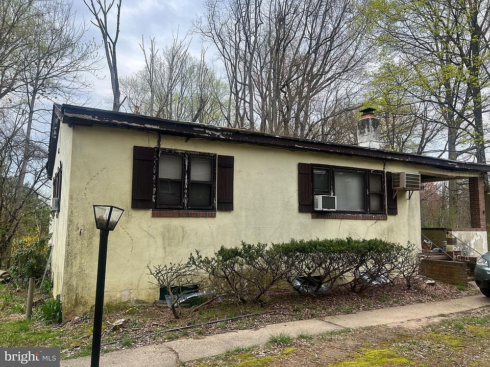2nd image of 126 E Bristol Rd