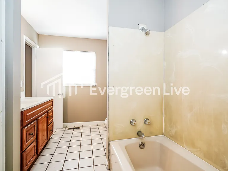 2644 Queensway Dr — Photo 13